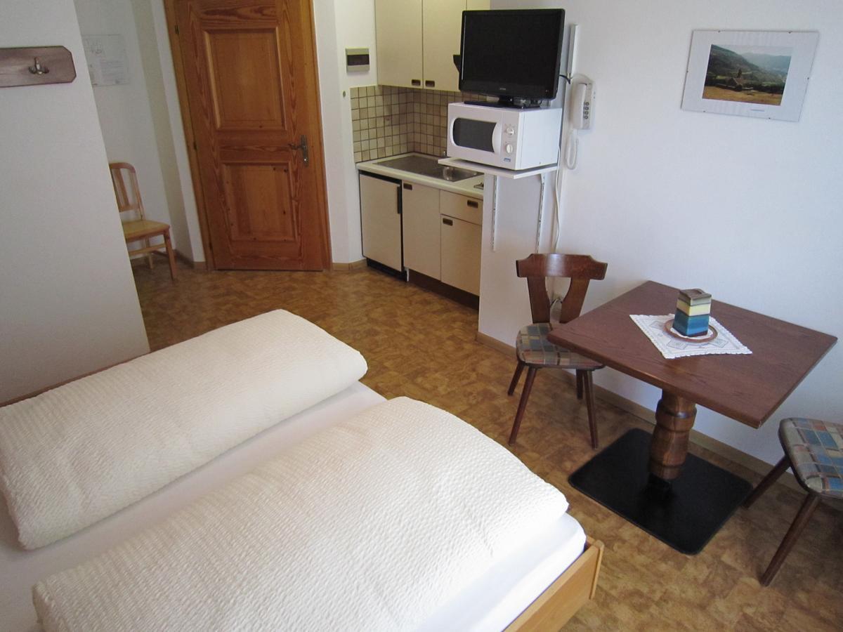 Aparthotel Garni Haus Hubertus Malles Venosta Exterior photo